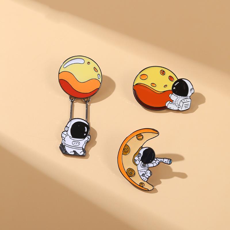 Astronaut Enamel Pin Custom Pl - Embroidery Bali ulasan dan harga